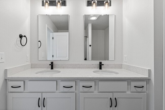 Building Photo - New 3 Bed Townhome with Covered Deck and Oversized Garage!