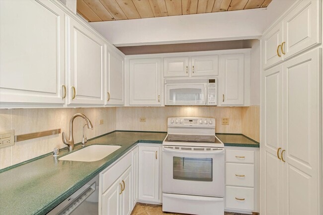 Building Photo - Charming 2 Bed 2 Bath Sunnyvale Condo with Vaulted Ceilings and Patio