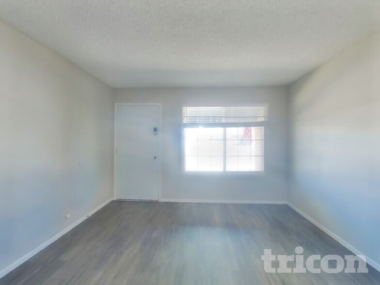 Building Photo - 313 W Nopal Pl