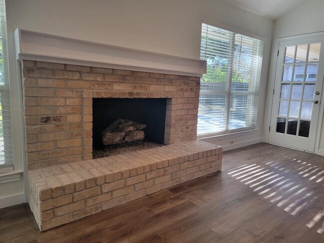 Building Photo - 10403 Pinehurst Dr