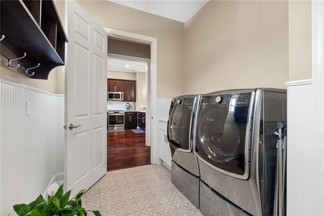 Building Photo - 261 1st St