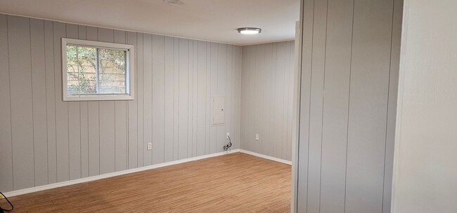 Building Photo - 3 bedroom Ramble House in Manette- Hardwoo...