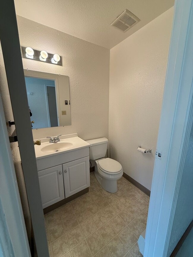 Building Photo - 2208 Wilson Ave