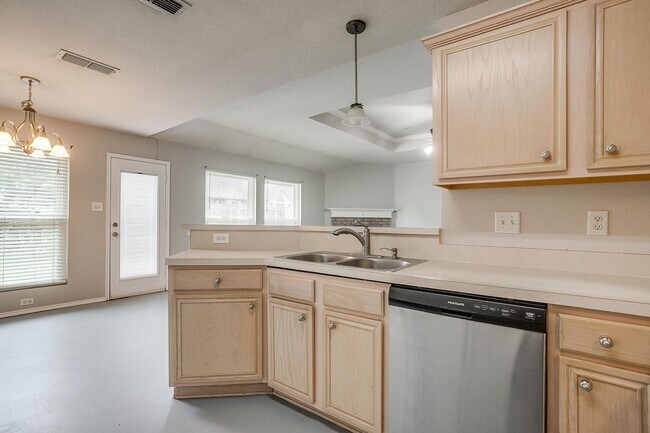 Building Photo - Spacious 4 Bed, 2 Bath Home in Ranch at Ea...