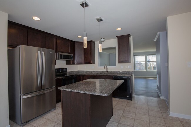 Building Photo - 3 bed, 2full/2 half bath Townhome in Marti...