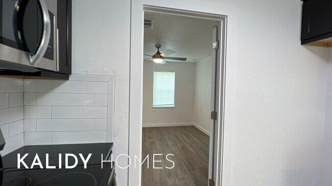 Building Photo - 106 Slant St