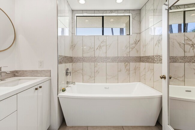 Building Photo - 1411 Via Isla