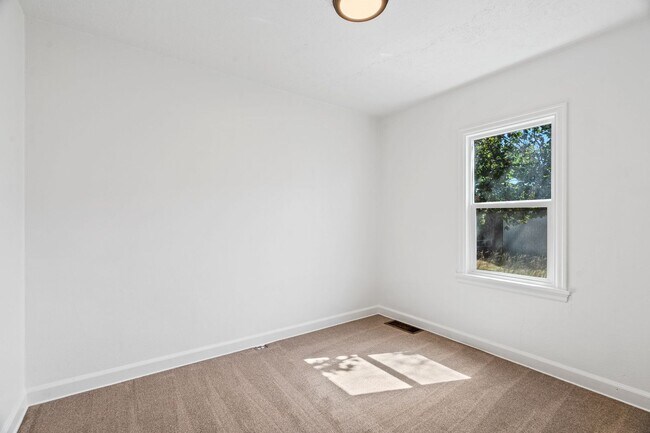 Building Photo - Spacious 4 Bed, 3 Bath Corner Lot Home!