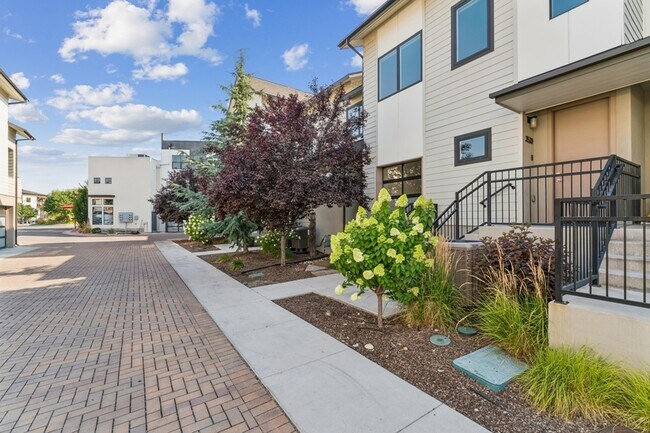 Building Photo - 3520 N Prospect Ln