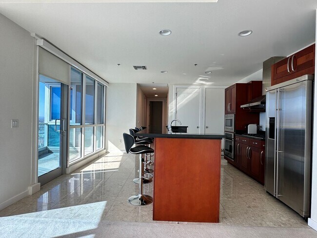 Building Photo - 4525 Dean Martin Dr