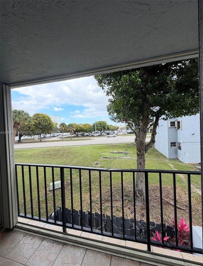 Building Photo - 310 Fontainebleau Blvd