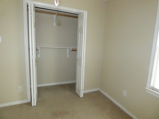 Building Photo - 2 bedroom, 1 bath