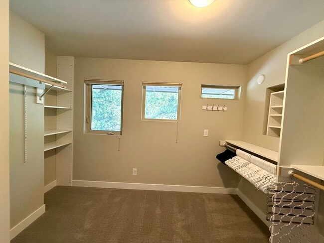 Building Photo - 4 Bedroom Home in Awbrey Butte Neighborhood – Unfurnished, Short Lease