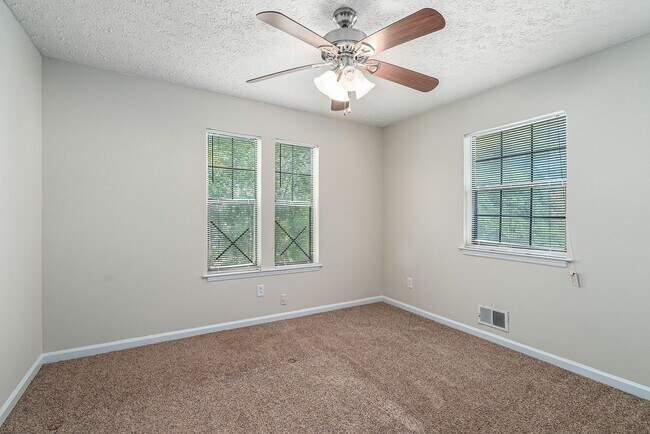 Building Photo - 4 bdrm, 2 bath home w/ a pool! Pool service included!
