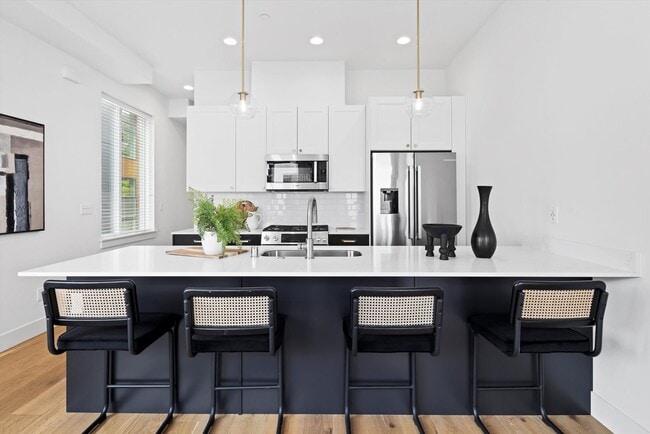 Building Photo - Bright & Charming 2bed/2bath Townhome in P...