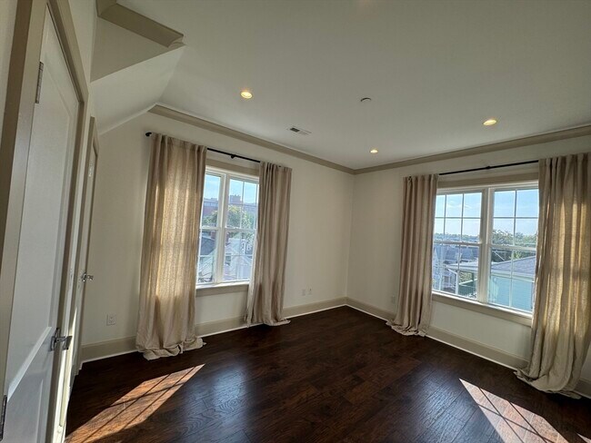 Building Photo - 130 Walnut St