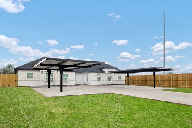 Building Photo - 727 Olivarez St