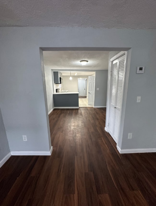 Building Photo - Renovated** Move in Ready** 3/2 Single Family home : Available Now!