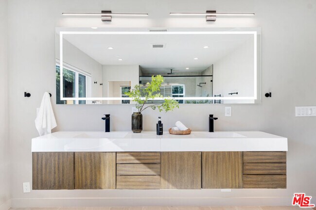 Building Photo - 7966 Mulholland Dr