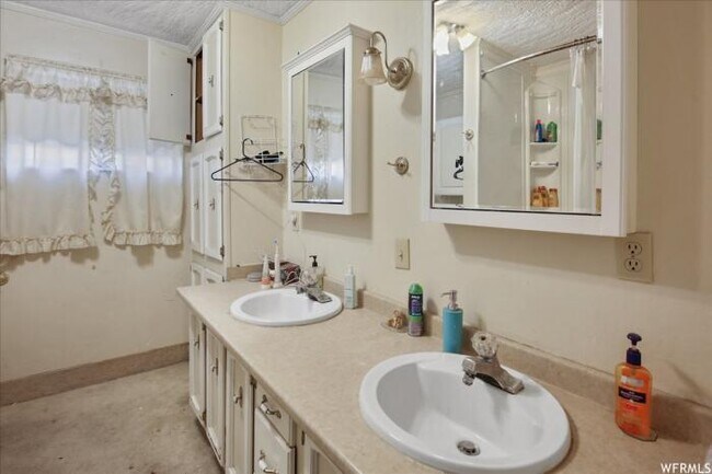 Building Photo - 5 bedroom in Pleasant View UT 84414