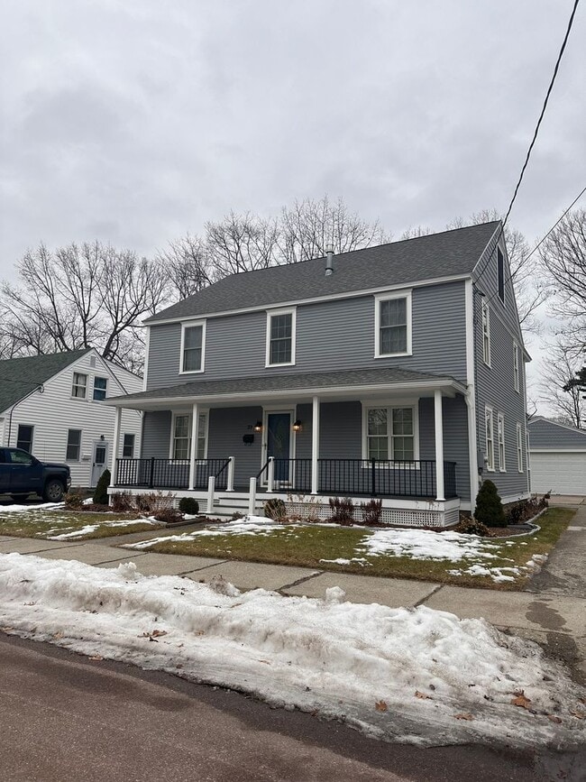 Building Photo - LARGE THREE BEDROOM HOME - AVAILABLE JUNE 1st, 2026