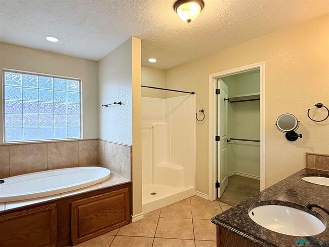 Building Photo - 1347 Oakwood Cir