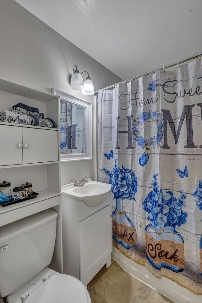 Building Photo - Charming 2BR House in Savannah