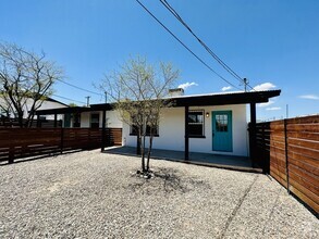 Building Photo - 1 Bedroom Cottage with Front/Backyard! Ren...