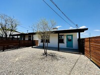 Building Photo - 1 Bedroom Cottage with Front/Backyard! Ren...