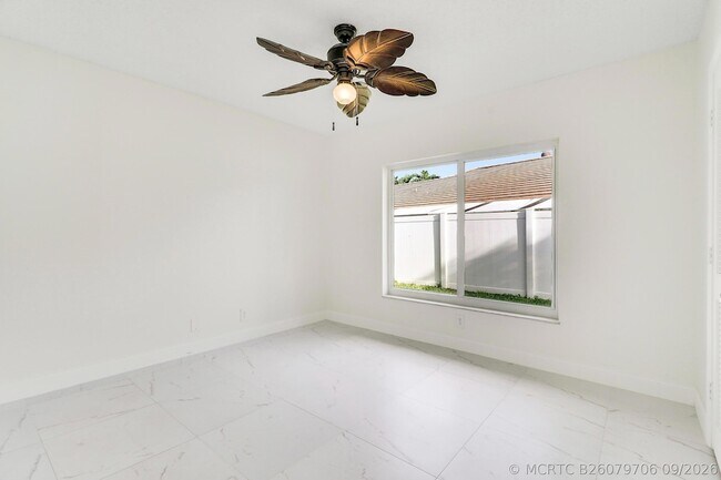 Building Photo - 100 SW 15th Ct