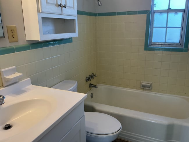 Building Photo - Cozy 3BR Near Cleveland Heights