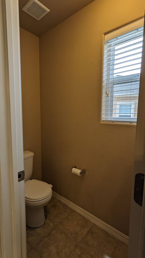 Building Photo - LARGE TWO STORY 3 BED/2.5 BATH W/3 CAR GAR...
