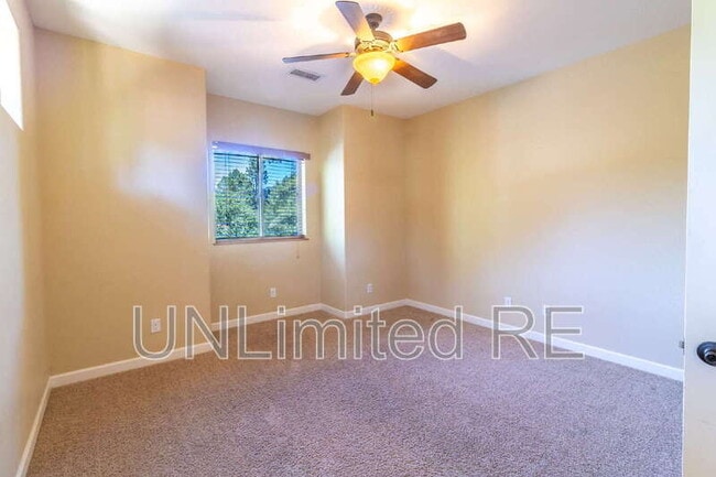 Building Photo - 425 E Woodland Dr