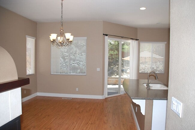 Building Photo - Beautiful 4 br, 2 bath, 2 car garage Home in Sparks.
