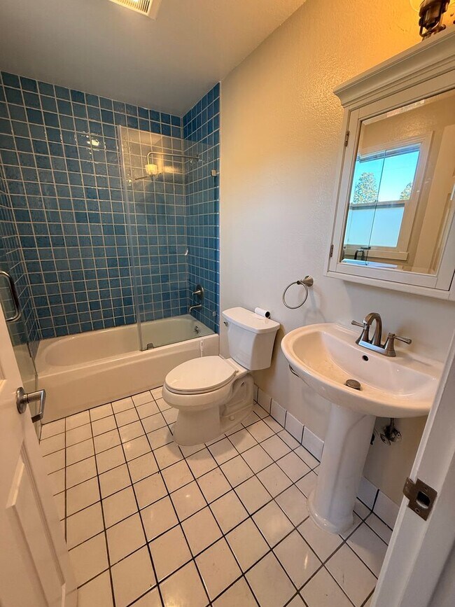 Building Photo - 4013-4015 Beresford Street