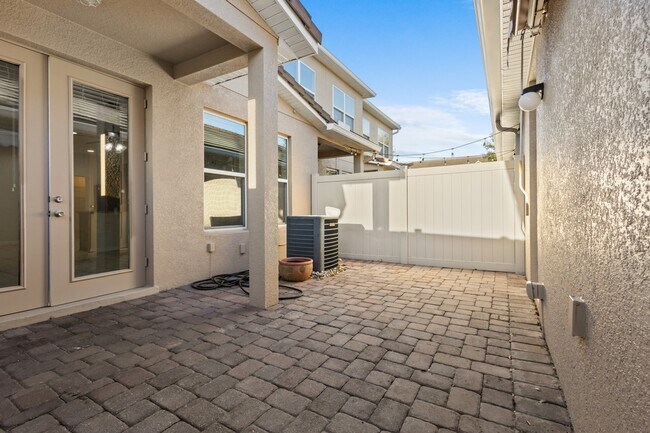 Building Photo - 11408 Center Lake Dr