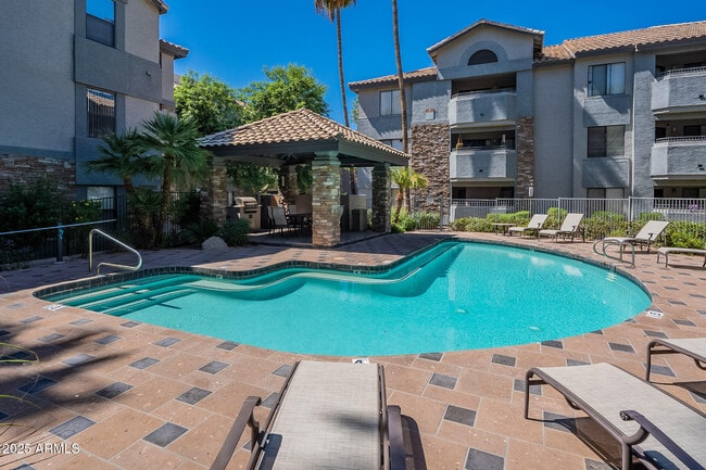 Building Photo - 2025 E Campbell Ave