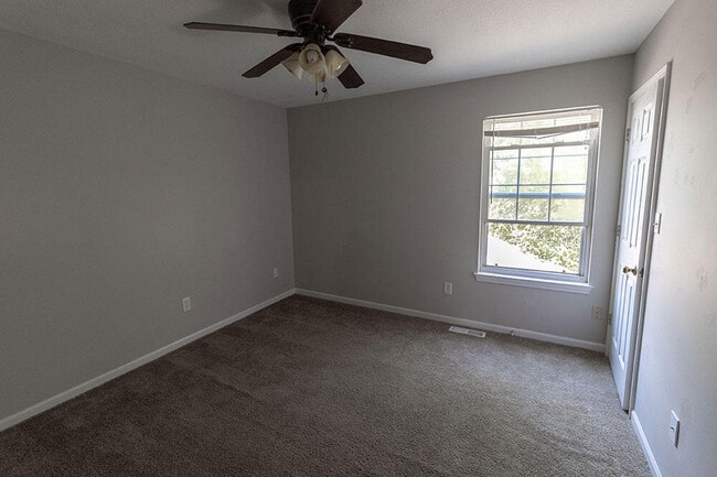 Building Photo - 5569 Pinehurst Ln