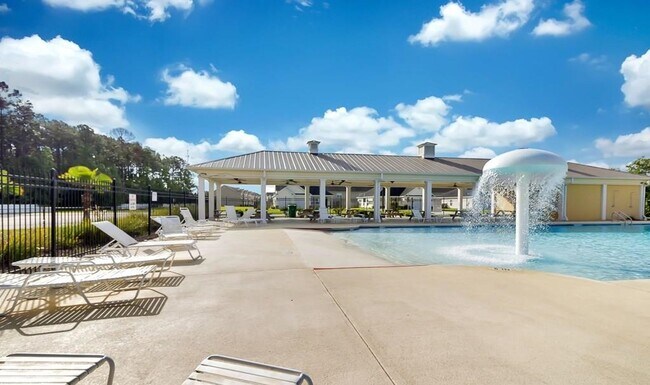 Building Photo - 4 Bed/2.5 Bath in Richmond Hill!