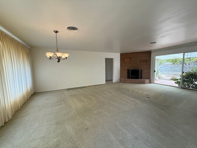 Building Photo - 1950's Ranch Style 2+2 with den/office Hom...
