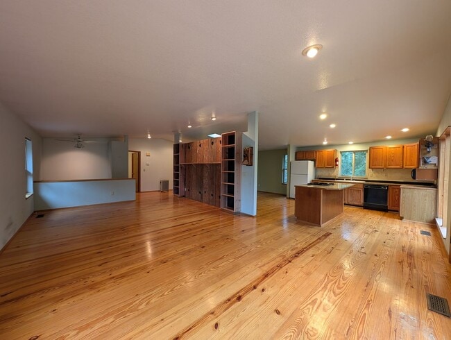 Building Photo - Southworth Hideaway Available Now! Small Pets Okay! 2 Br for Rent!