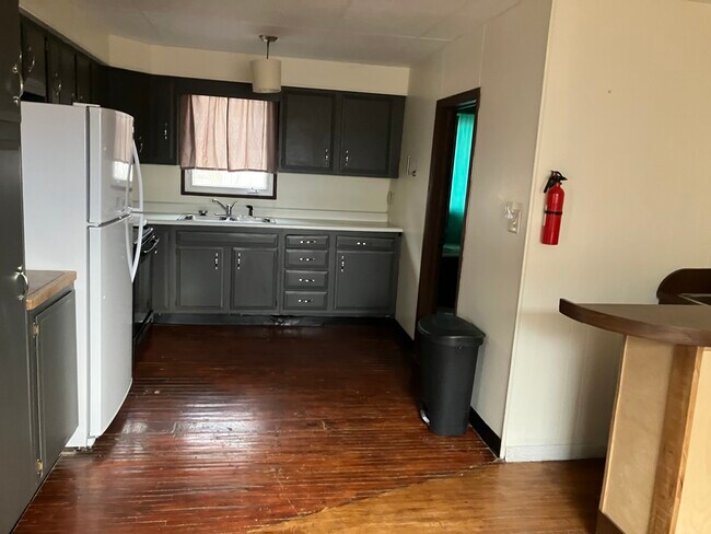 Building Photo - 517 11th Ave W