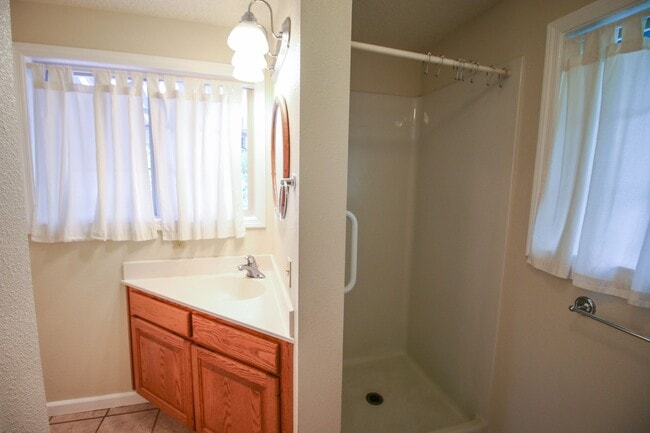 Building Photo - Pet friendly Jacksonville Home!!!