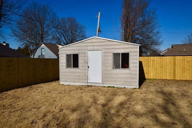 Building Photo - Very nice 3 bed 2 bath home near E. Holmes...