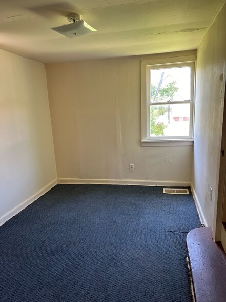 Building Photo - 2120 Woodbine Dr