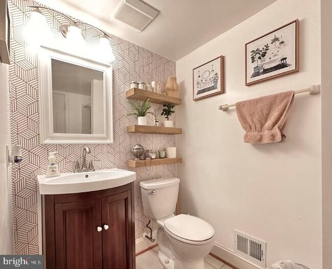 Building Photo - 9915 S Glen Rd