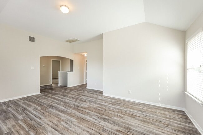 Building Photo - HUGE 4 BEDROOM 3.5 BATHROOM HOUSE- ONLY 7.5 MILES FROM RANDOLPH AIRFORCE BASE