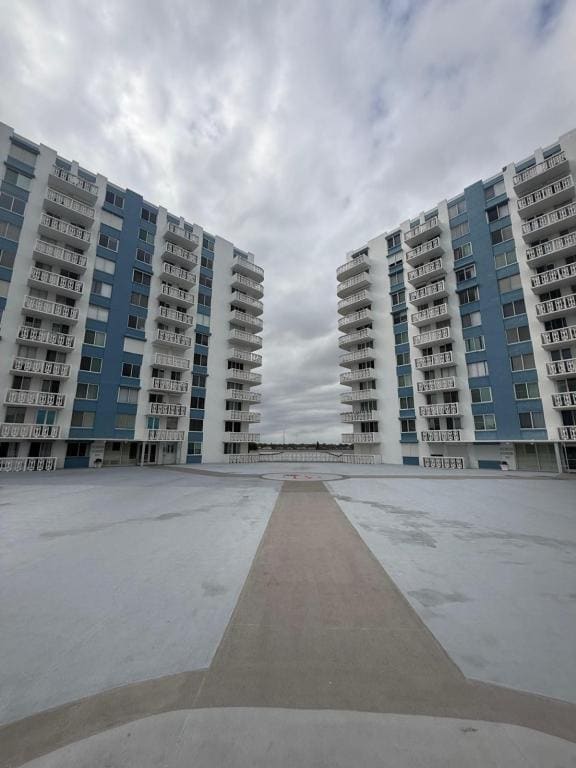 Building Photo - 925 N Halifax Ave