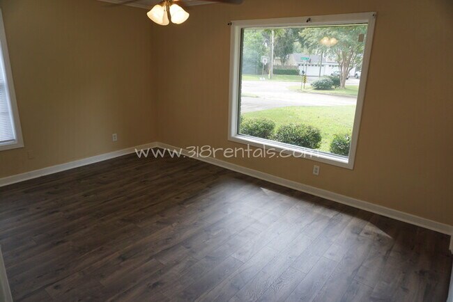 Building Photo - 4747 Crescent Dr