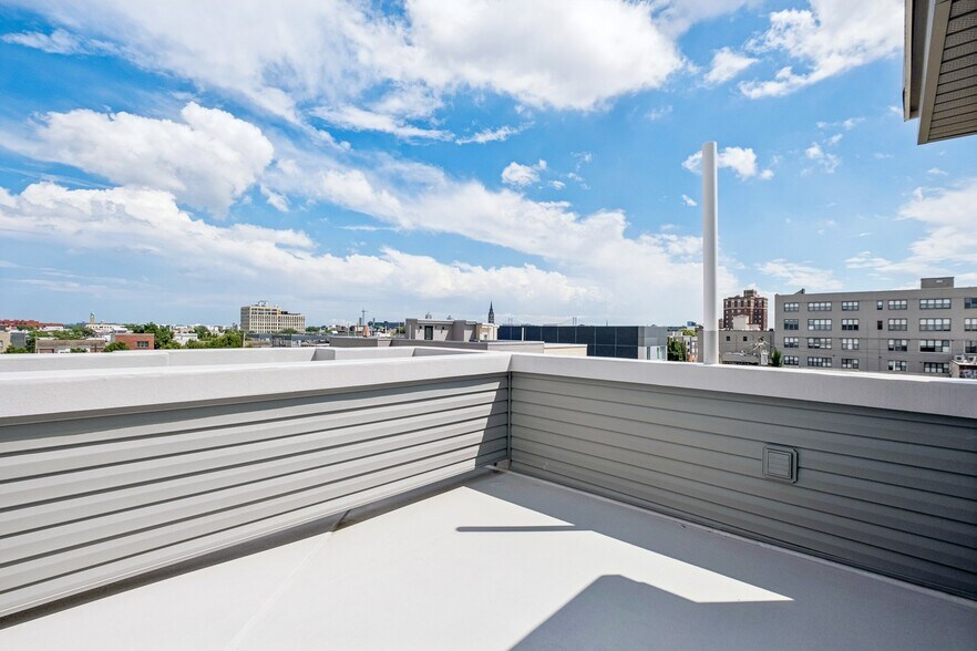 Building Photo - 1518 N Darien St